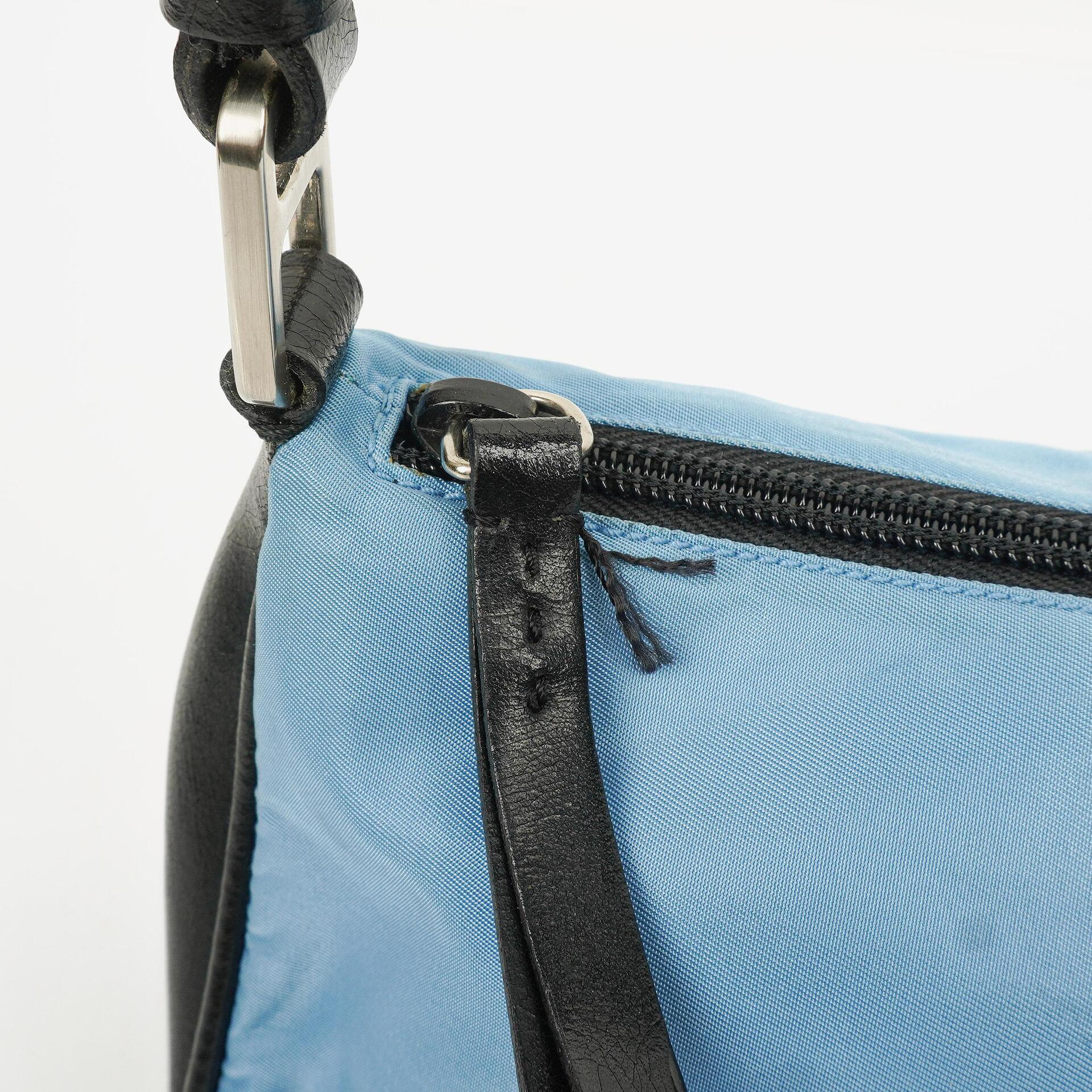 Prada Tessuto Easy Tasche in Azzurro