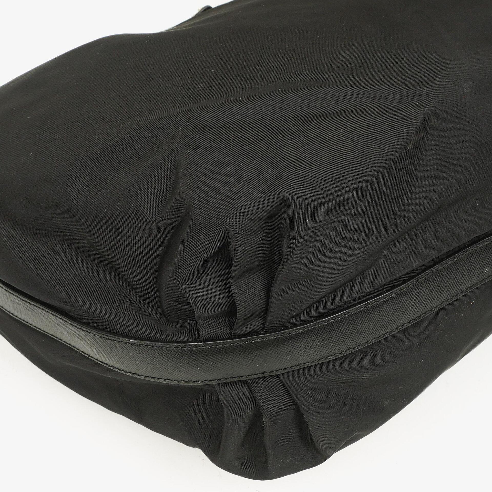 Prada Sacca Schultertasche aus schwarzem Tessuto Nylon Nero