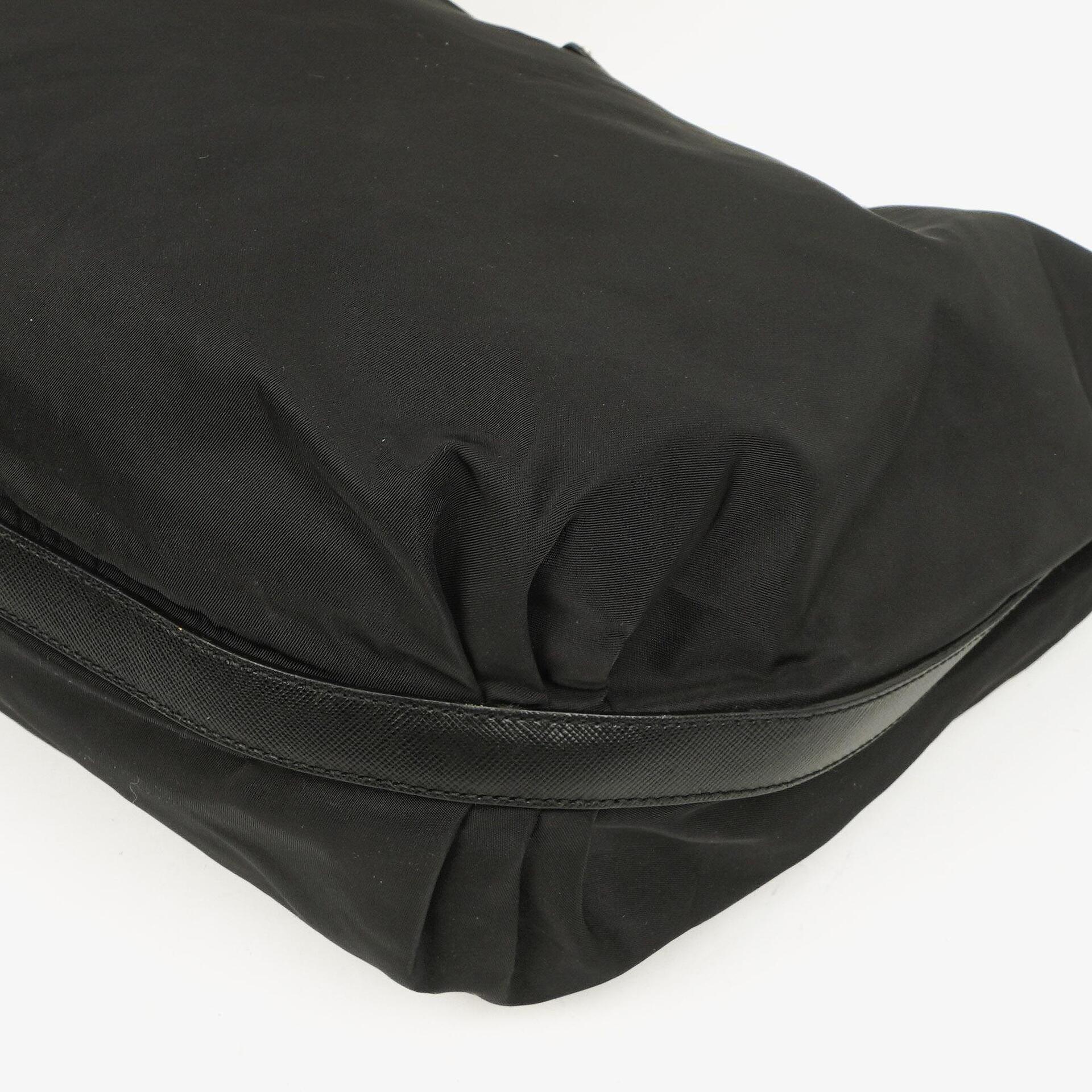 Prada Sacca Schultertasche aus schwarzem Tessuto Nylon Nero