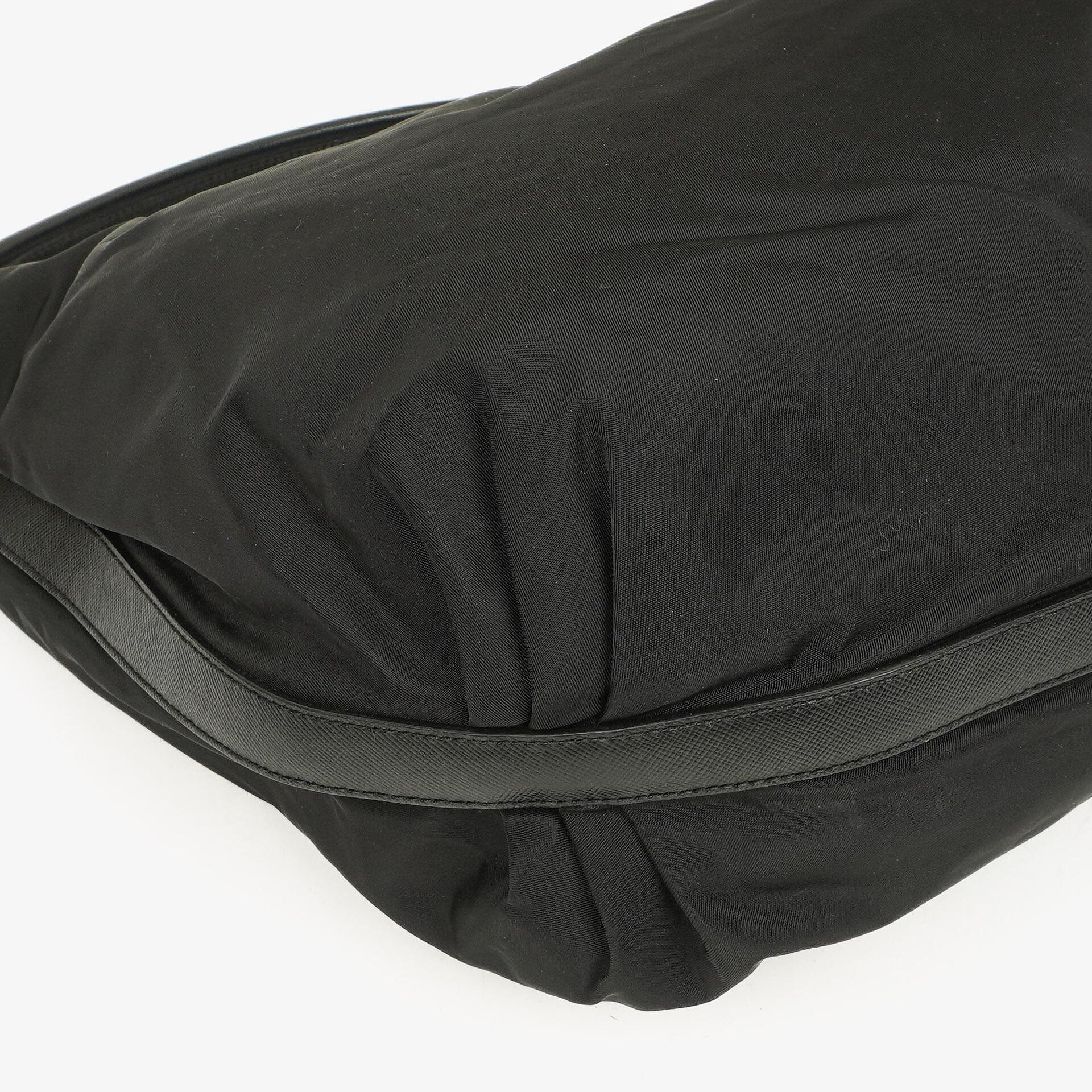 Prada Sacca Schultertasche aus schwarzem Tessuto Nylon Nero