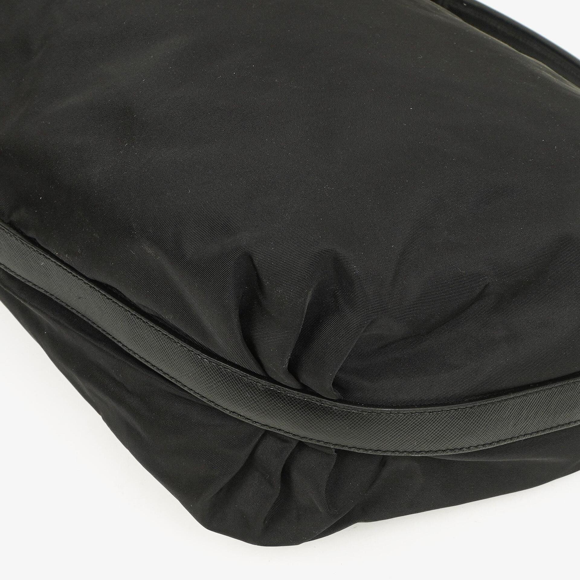 Prada Sacca Schultertasche aus schwarzem Tessuto Nylon Nero