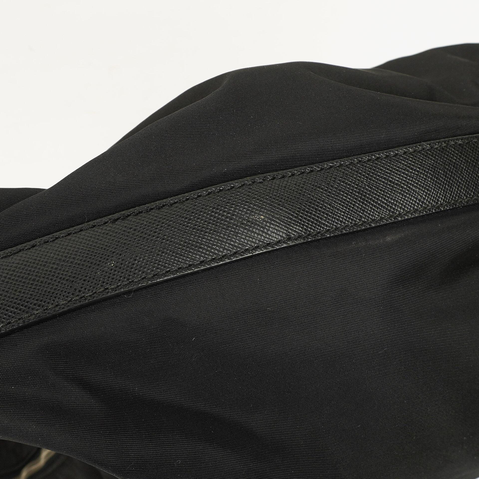 Prada Sacca Schultertasche aus schwarzem Tessuto Nylon Nero