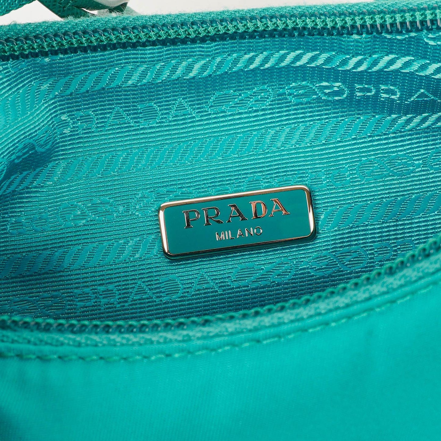 Prada Tessuto Re-Edition 2000 Mini Hobo-Tasche aus Nylon in Pavone