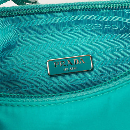 Prada Tessuto Re-Edition 2000 Mini Hobo-Tasche aus Nylon in Pavone