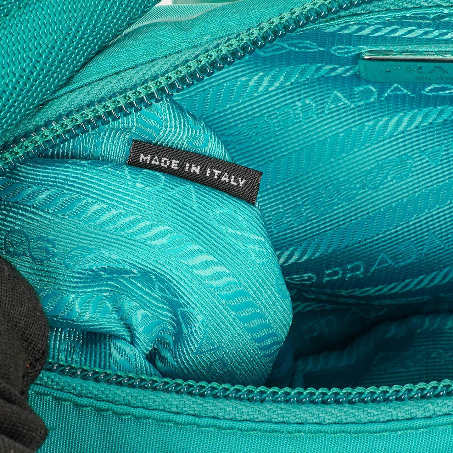 Prada Tessuto Re-Edition 2000 Mini Hobo-Tasche aus Nylon in Pavone