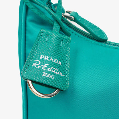 Prada Tessuto Re-Edition 2000 Mini Hobo-Tasche aus Nylon in Pavone