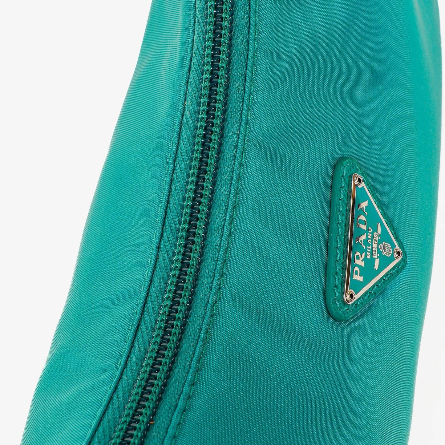 Prada Tessuto Re-Edition 2000 Mini Hobo-Tasche aus Nylon in Pavone