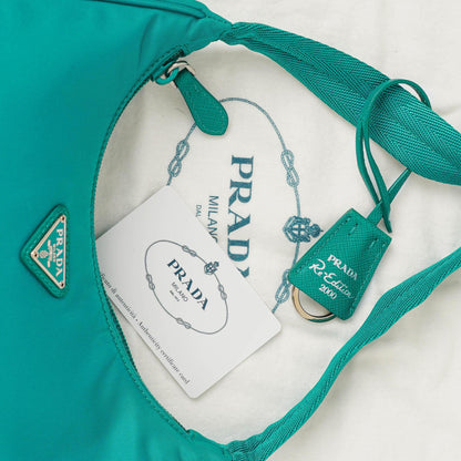 Prada Tessuto Re-Edition 2000 Mini Hobo-Tasche aus Nylon in Pavone