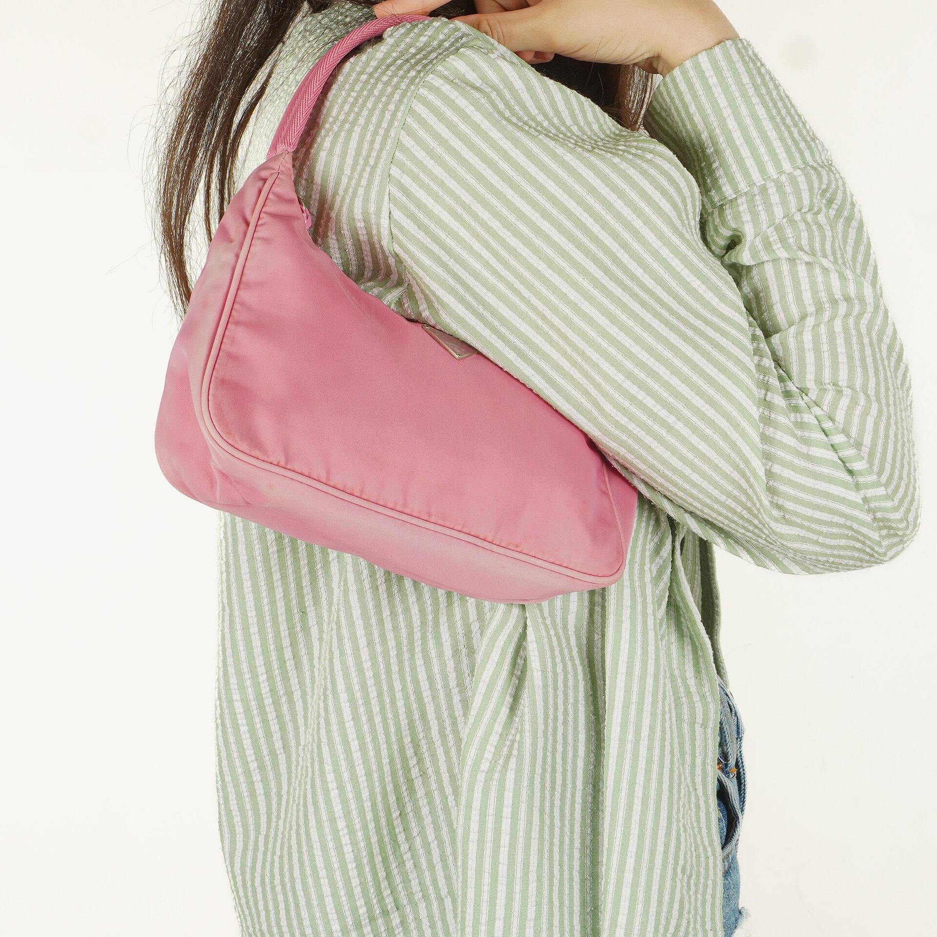 Prada Tessuto Mini Hobo-Tasche aus pinkem Nylon