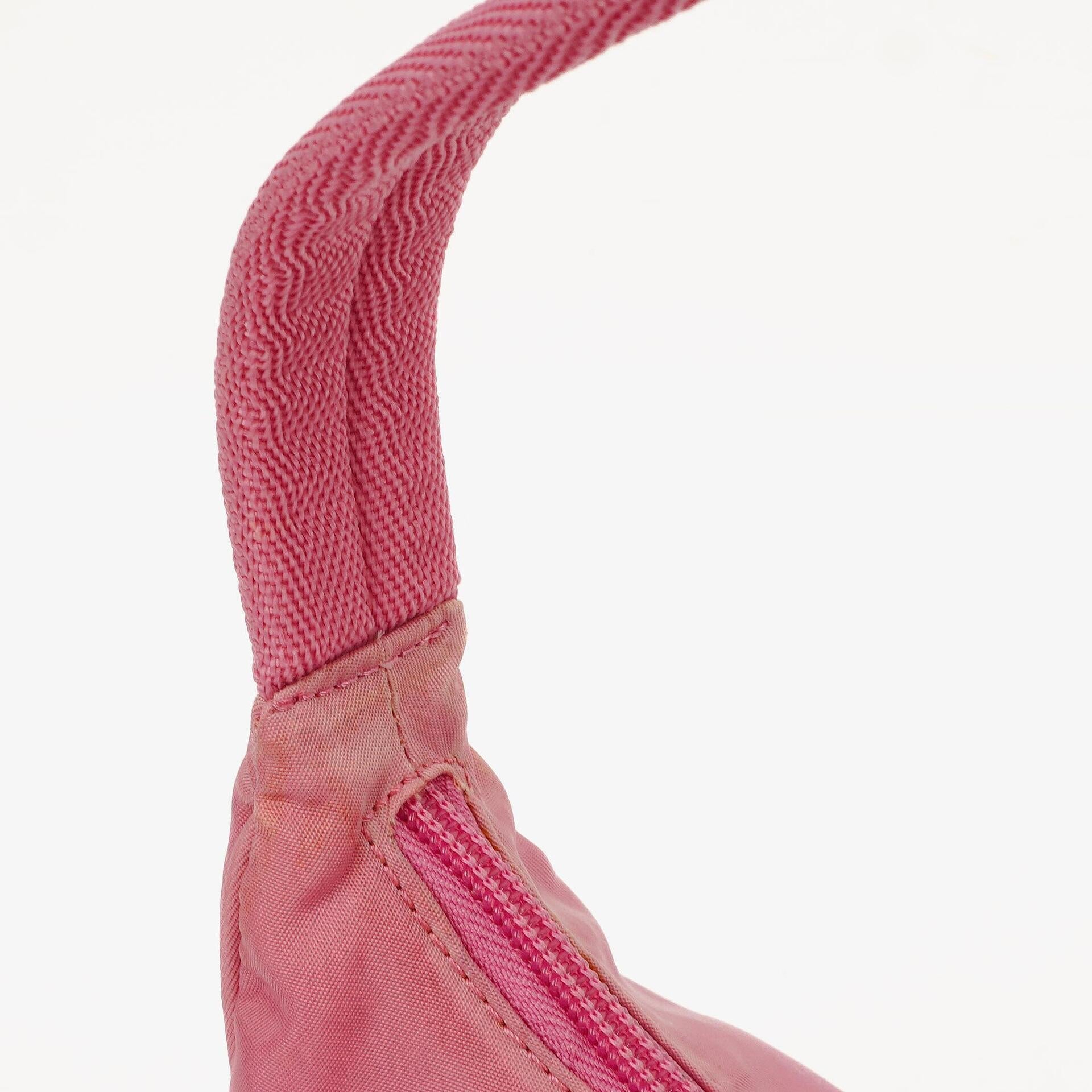 Prada Tessuto Mini Hobo-Tasche aus pinkem Nylon