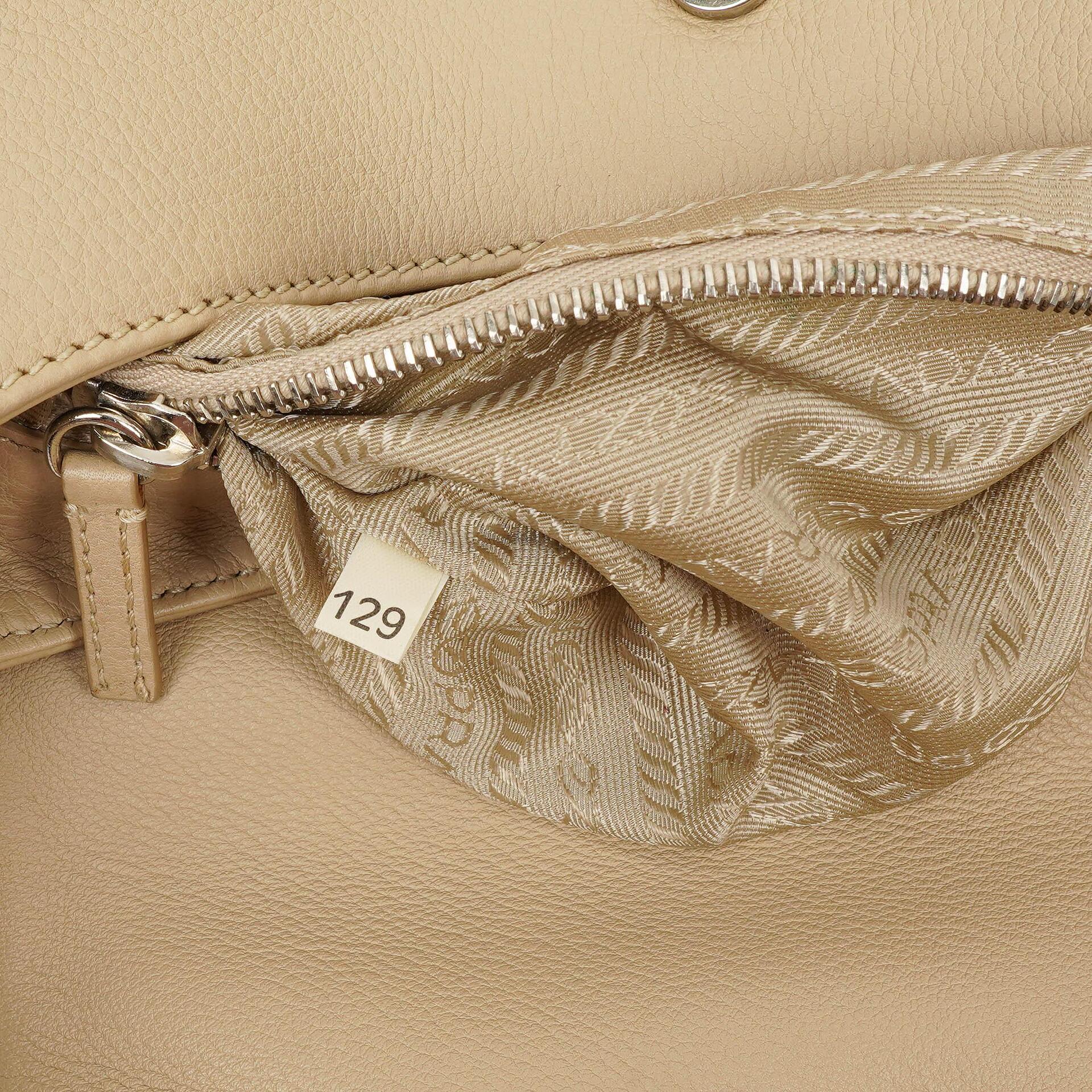 Prada Vitello Daino Schultertasche Beige