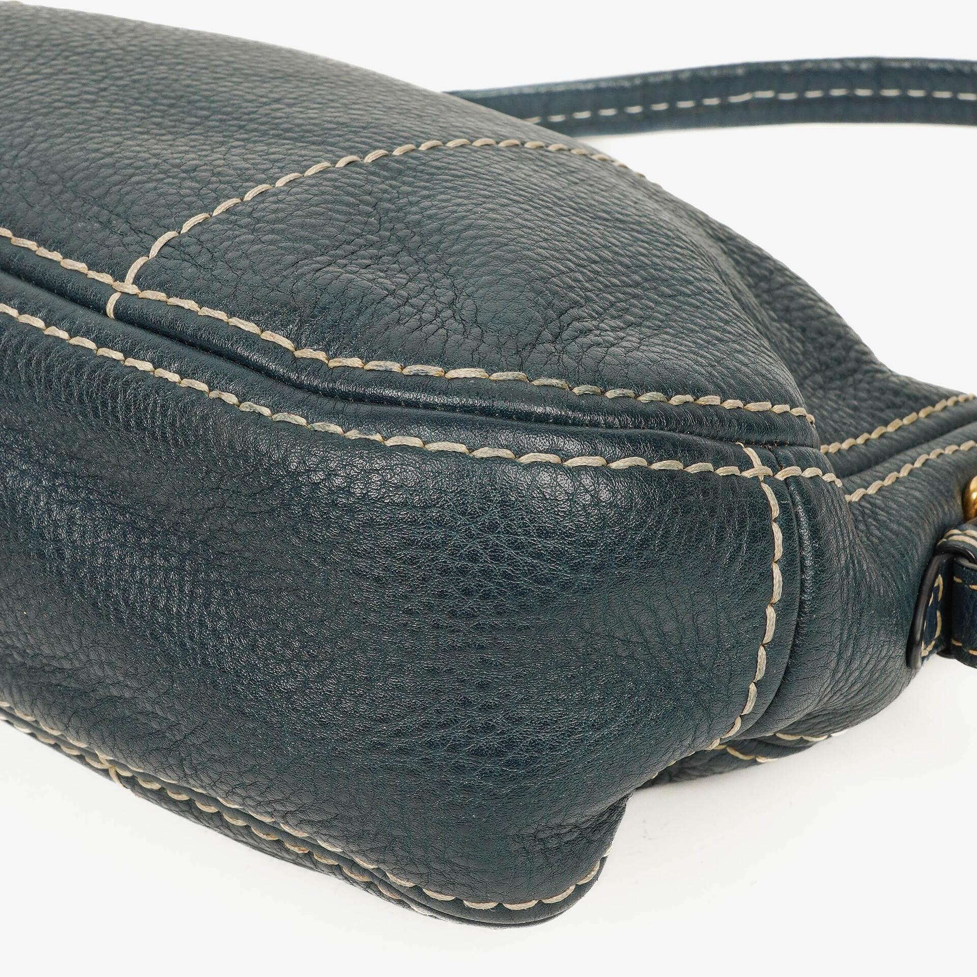Prada Vitello Daino Schultertasche aus dunkelblauem Leder