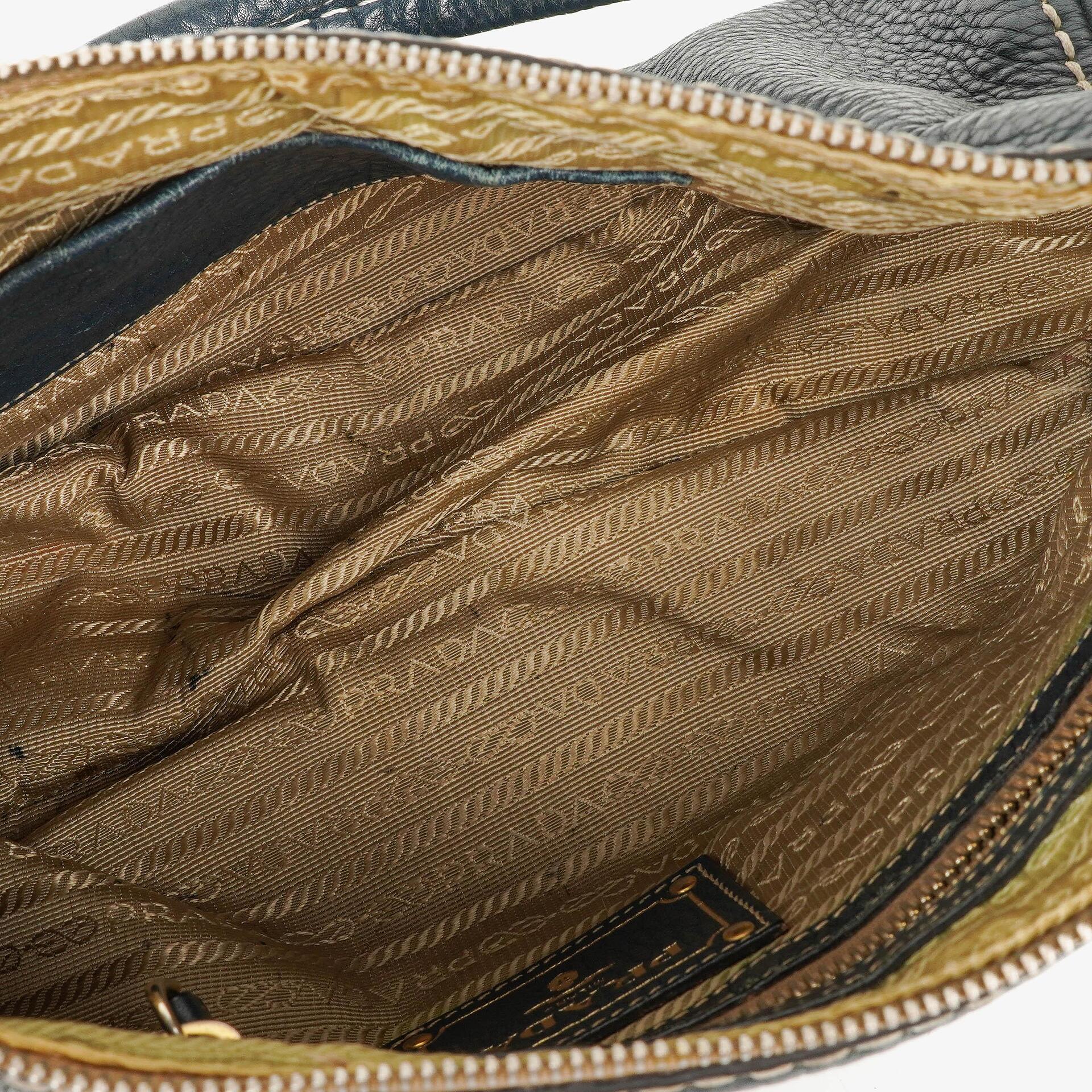Prada Vitello Daino Schultertasche aus dunkelblauem Leder