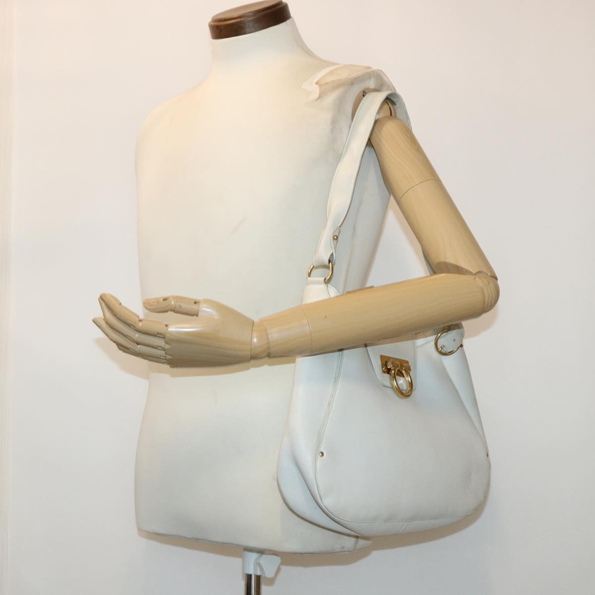 Salvatore Ferragamo Salvatore Ferragamo Gancini Shoulder Bag Leather White AU-21/4407 Authentic am4652