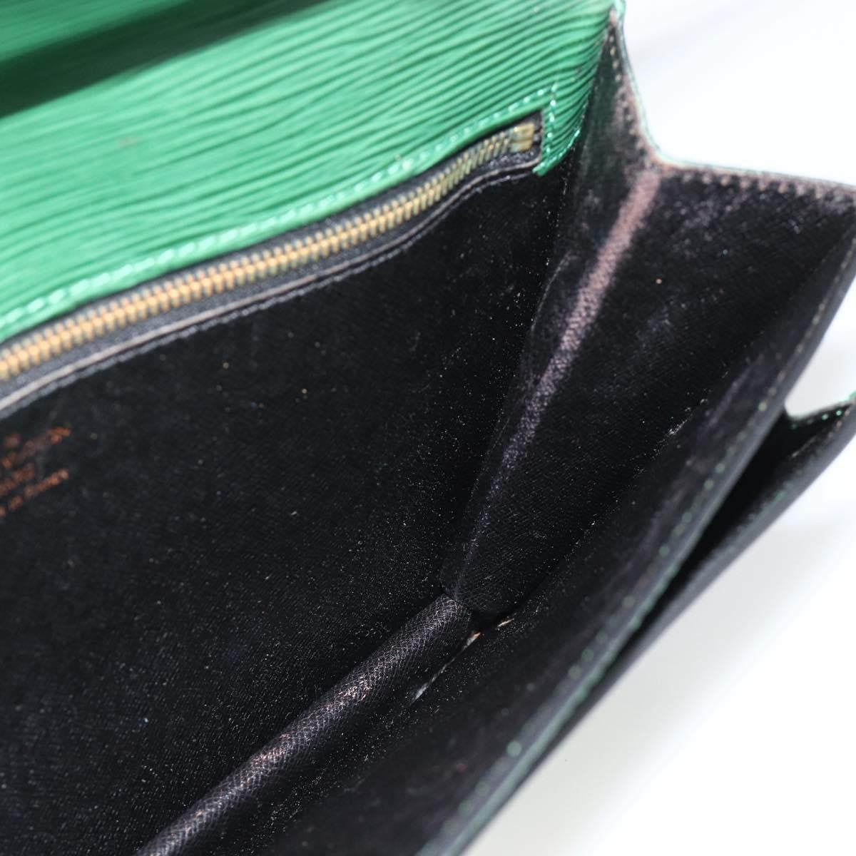 Louis Vuitton LOUIS VUITTON Epi Serie Dragonne Clutch Bag Green LV Authentic BA11887