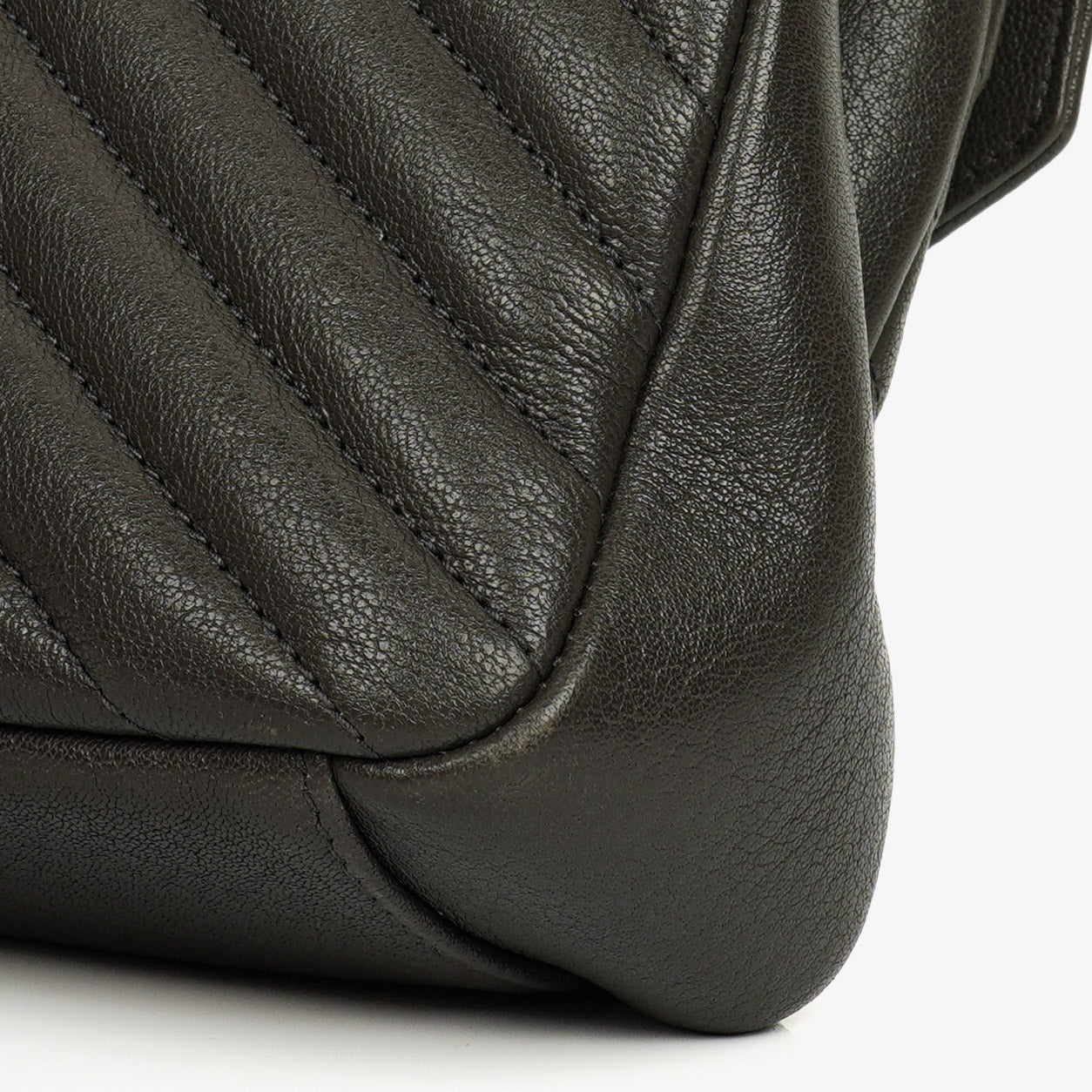 Saint Laurent College Umhängetasche Medium aus Chevron-Steppleder