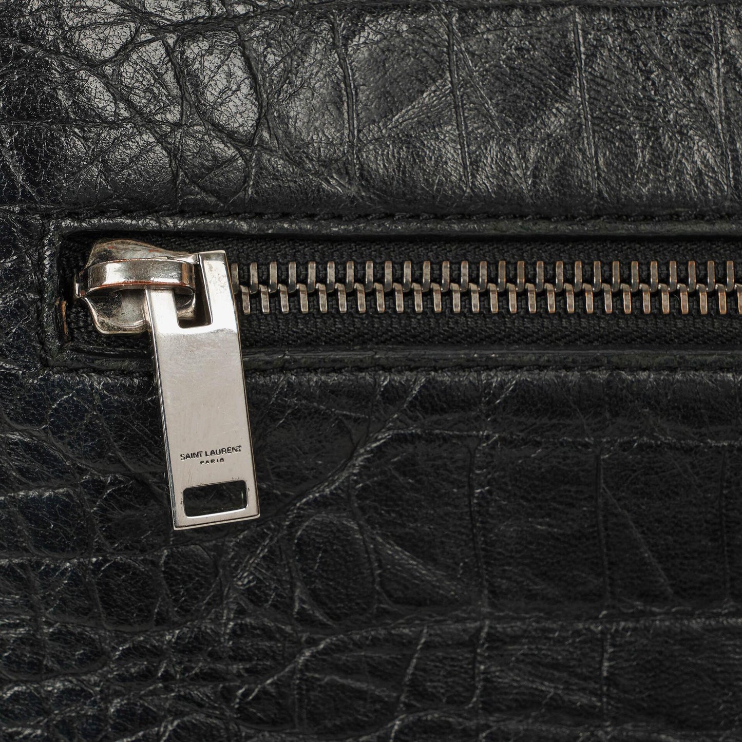 Saint Laurent West Hollywood Schultertasche in Grau aus krokodilgeprägtem Leder