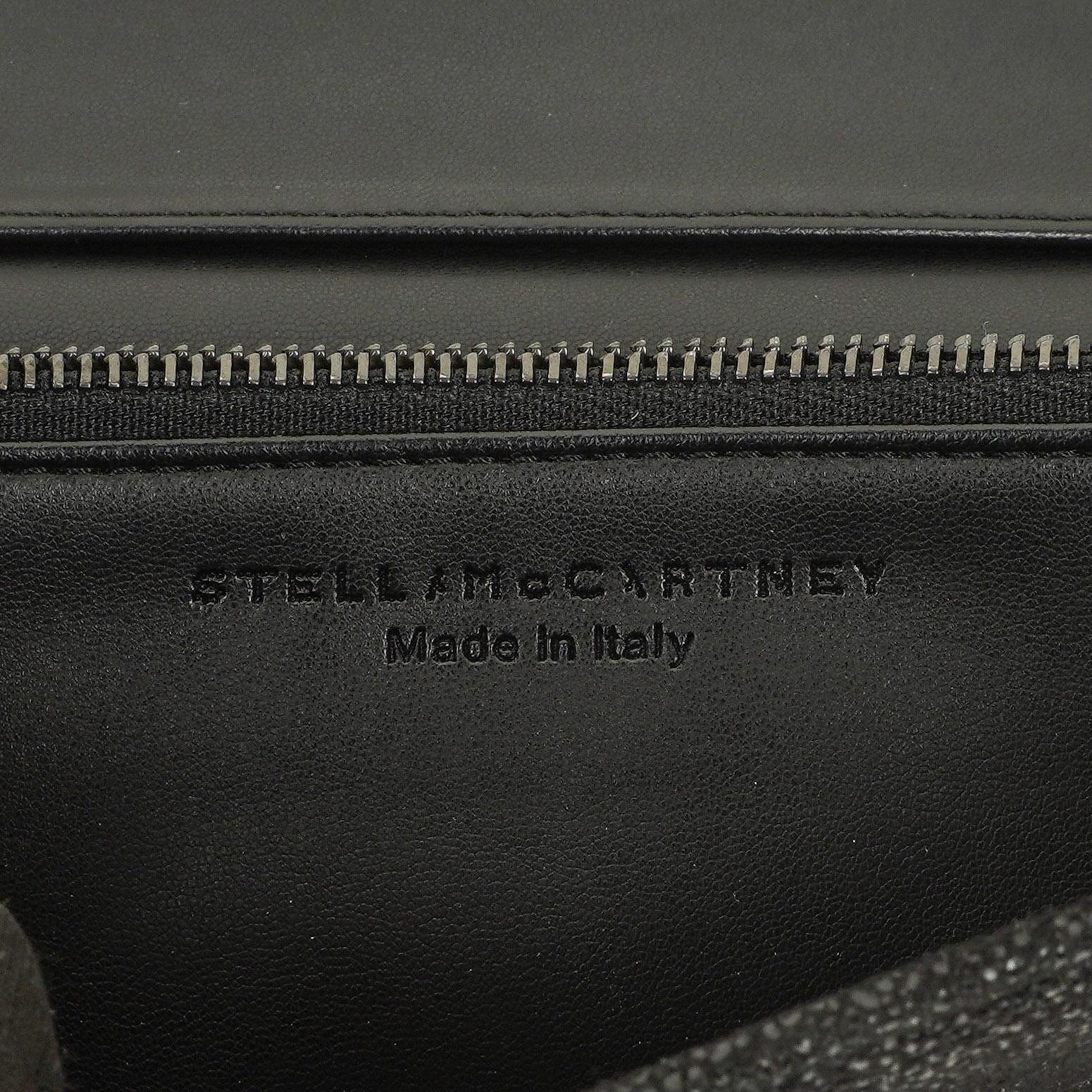 Stella McCartney Falabella Pochette Tasche aus schwarzem Shaggy Dear Kunstleder