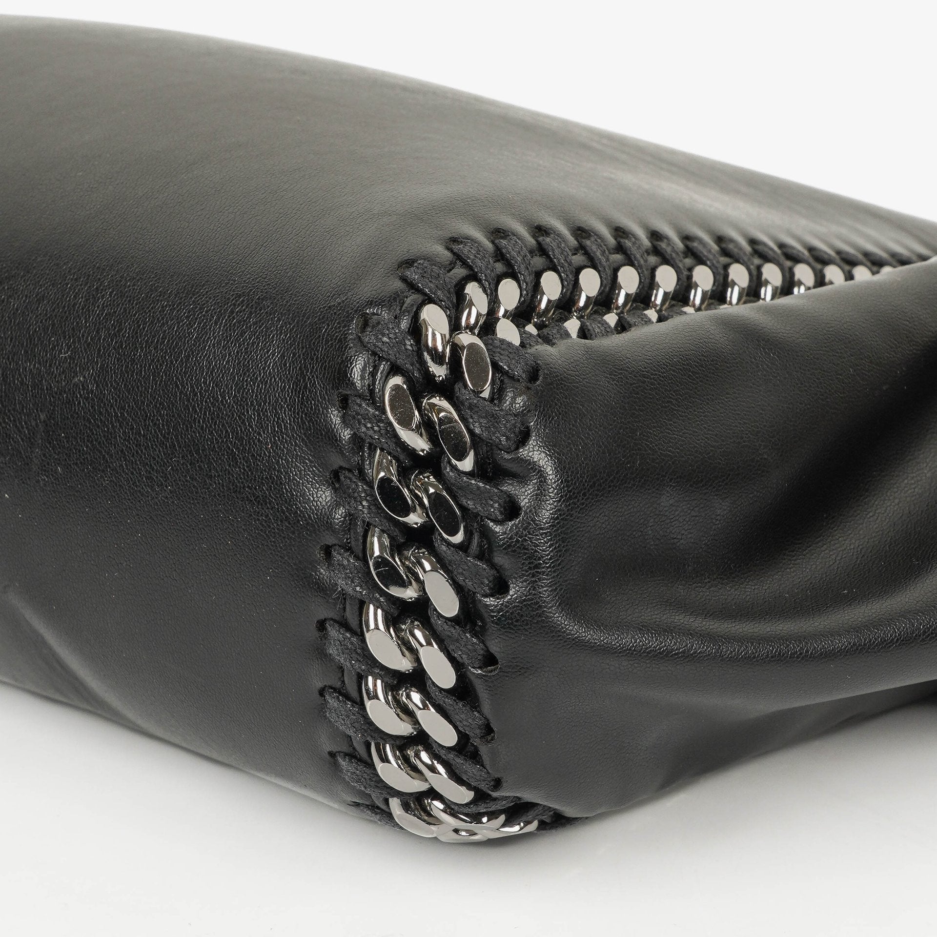 Stella McCartney Falabella Tote Bag aus schwarzem veganem Leder mit blauem Logo-Riemen