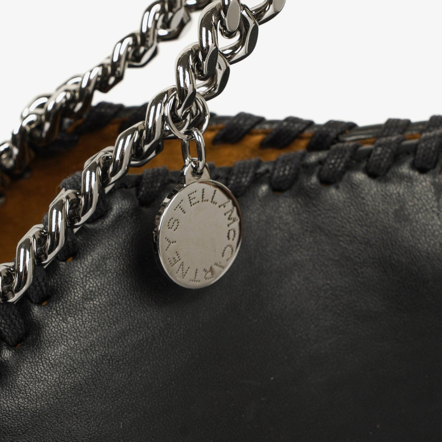 Stella McCartney Falabella Tote Bag aus schwarzem veganem Leder mit blauem Logo-Riemen