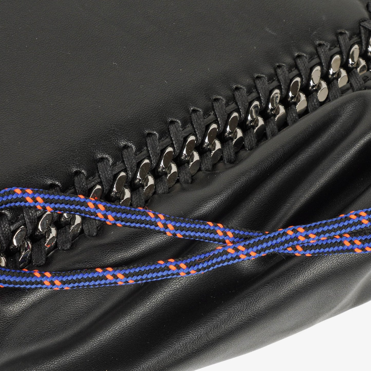 Stella McCartney Falabella Tote Bag aus schwarzem veganem Leder mit blauem Logo-Riemen