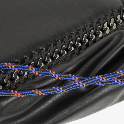 Stella McCartney Falabella Tote Bag aus schwarzem veganem Leder mit blauem Logo-Riemen