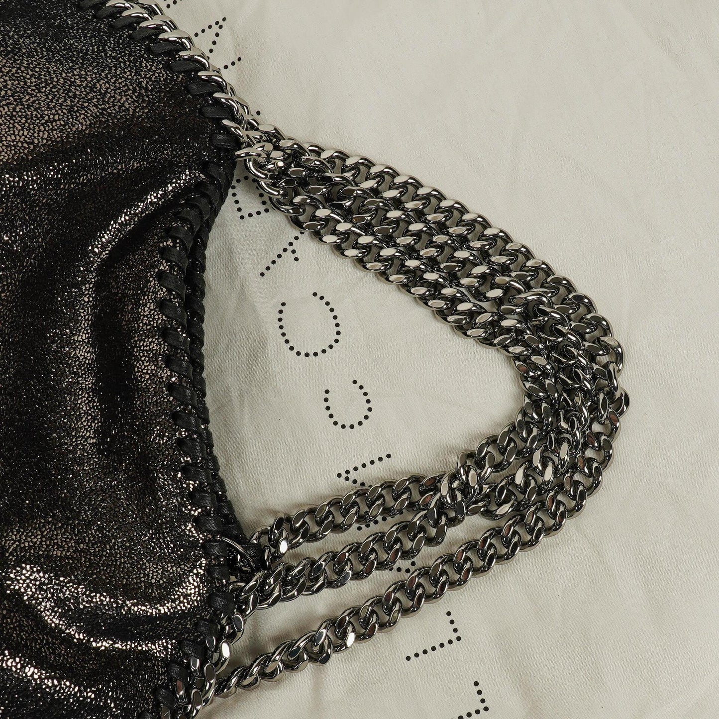 Stella McCartney Falabella Tote in Chamois Vegan Shaggy Deer mit Ruthenium-Hardware, glänzend gepunktet