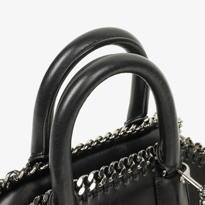 Stella McCartney Mini Falabella Box Handtasche mit Tragegriff aus schwarzem Eco Alter Nappa