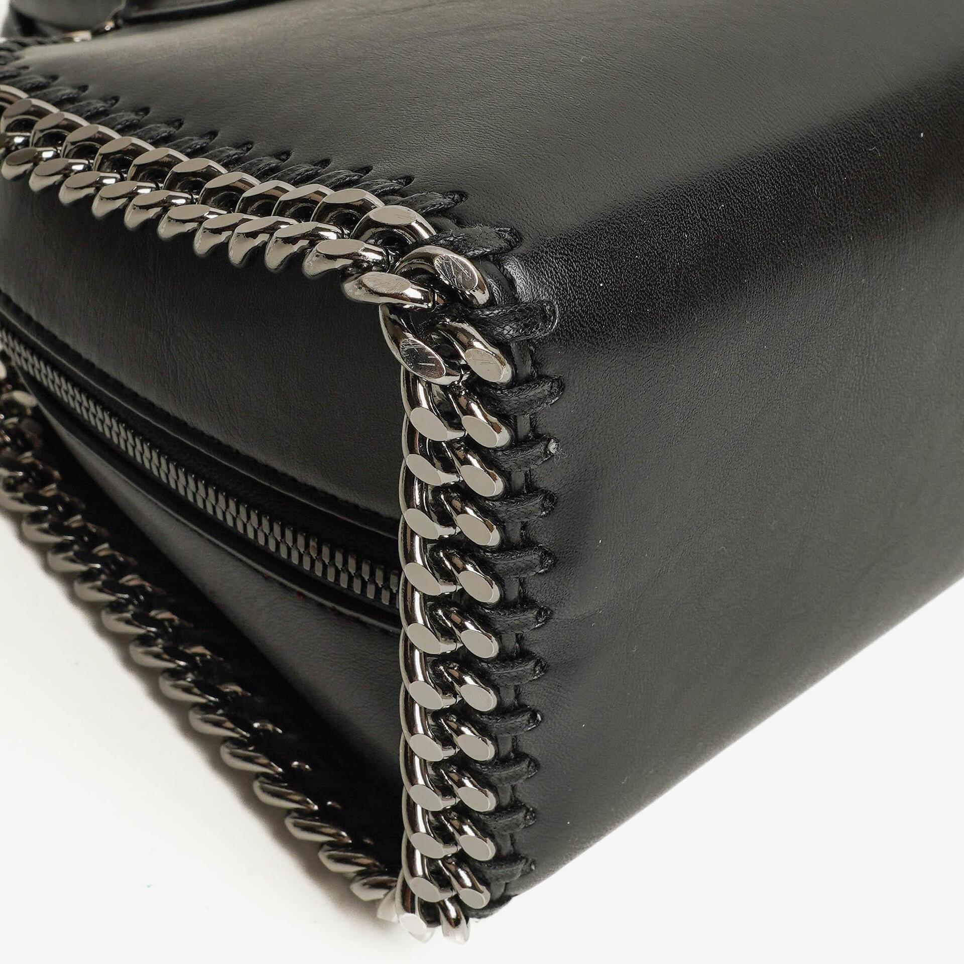 Stella McCartney Mini Falabella Box Handtasche mit Tragegriff aus schwarzem Eco Alter Nappa