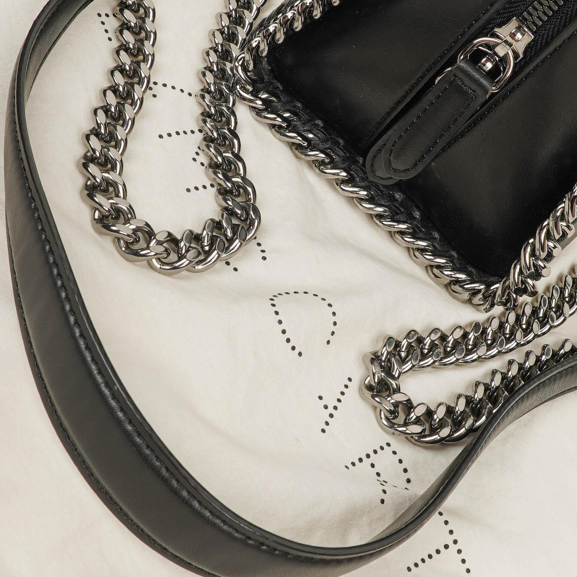 Stella McCartney Mini Falabella Box Handtasche mit Tragegriff aus schwarzem Eco Alter Nappa