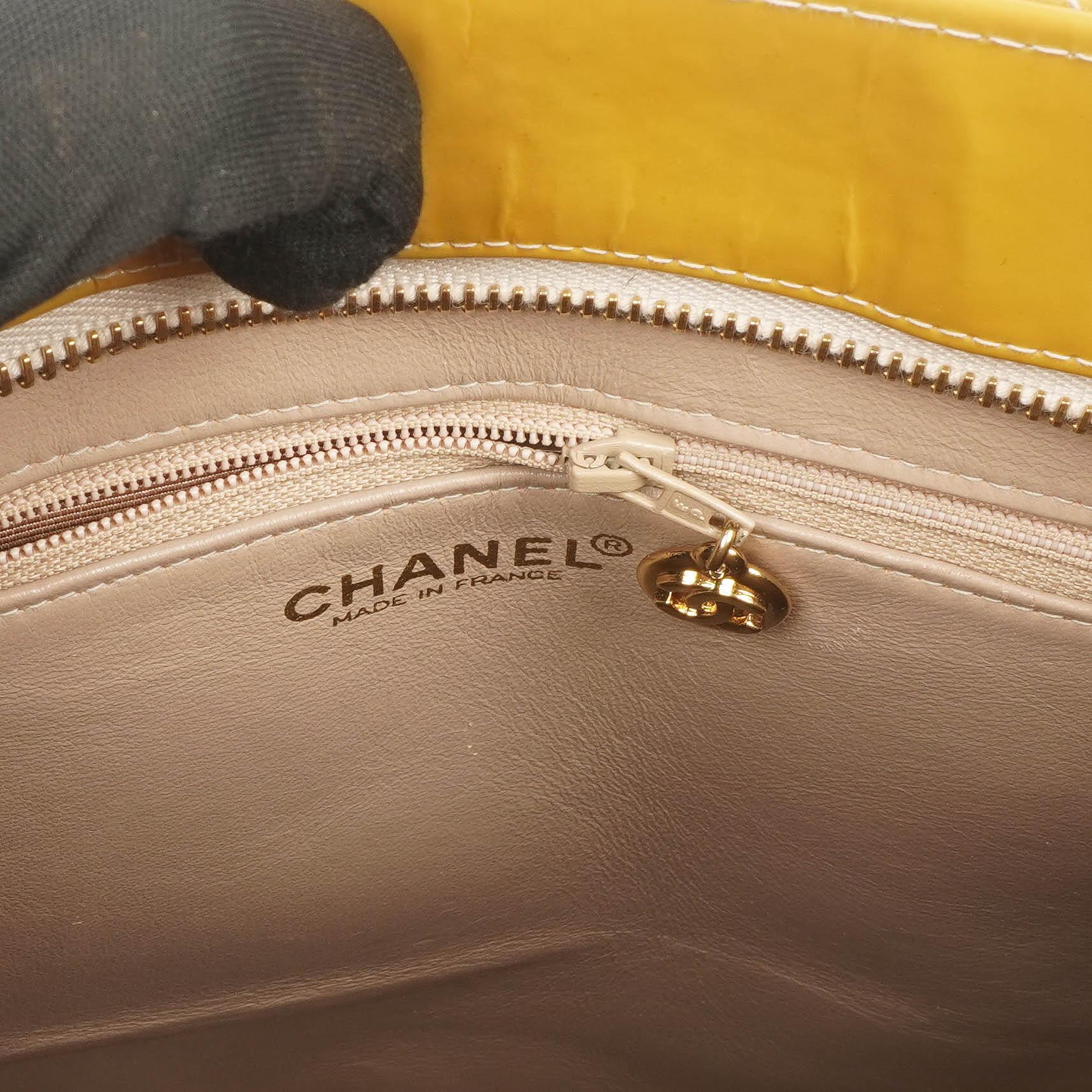 Chanel Lackmedaillon Tote Gelb
