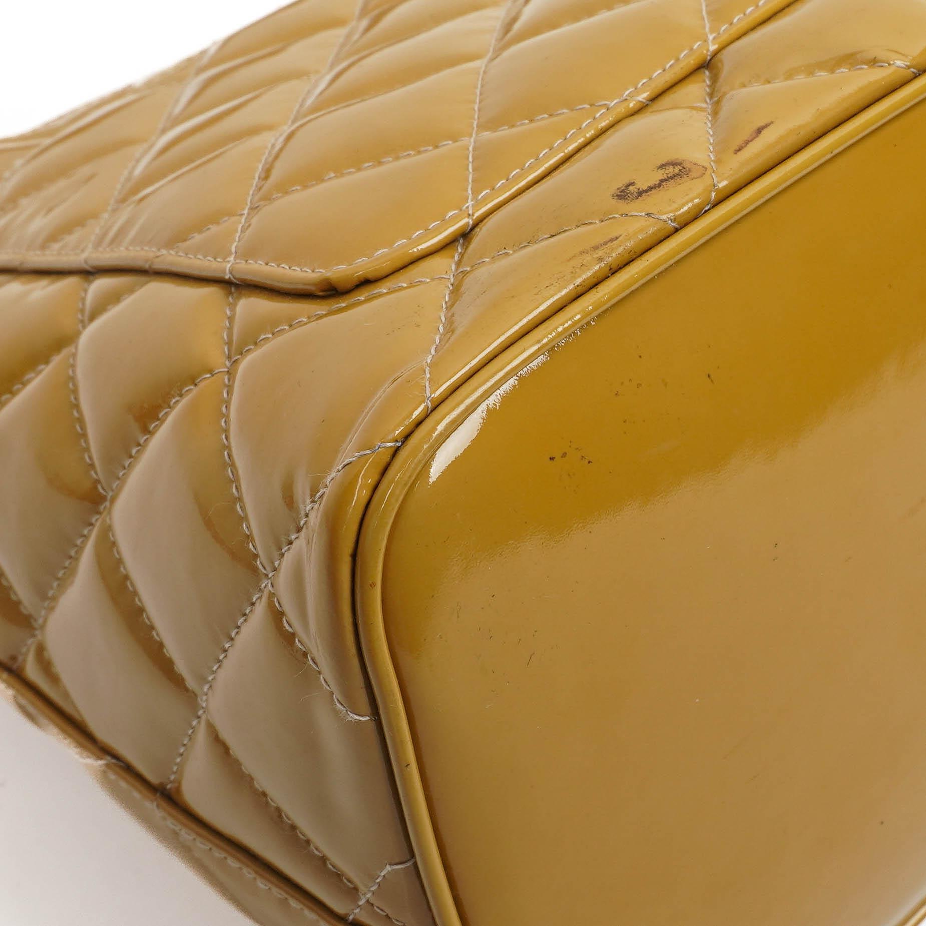 Chanel Lackmedaillon Tote Gelb
