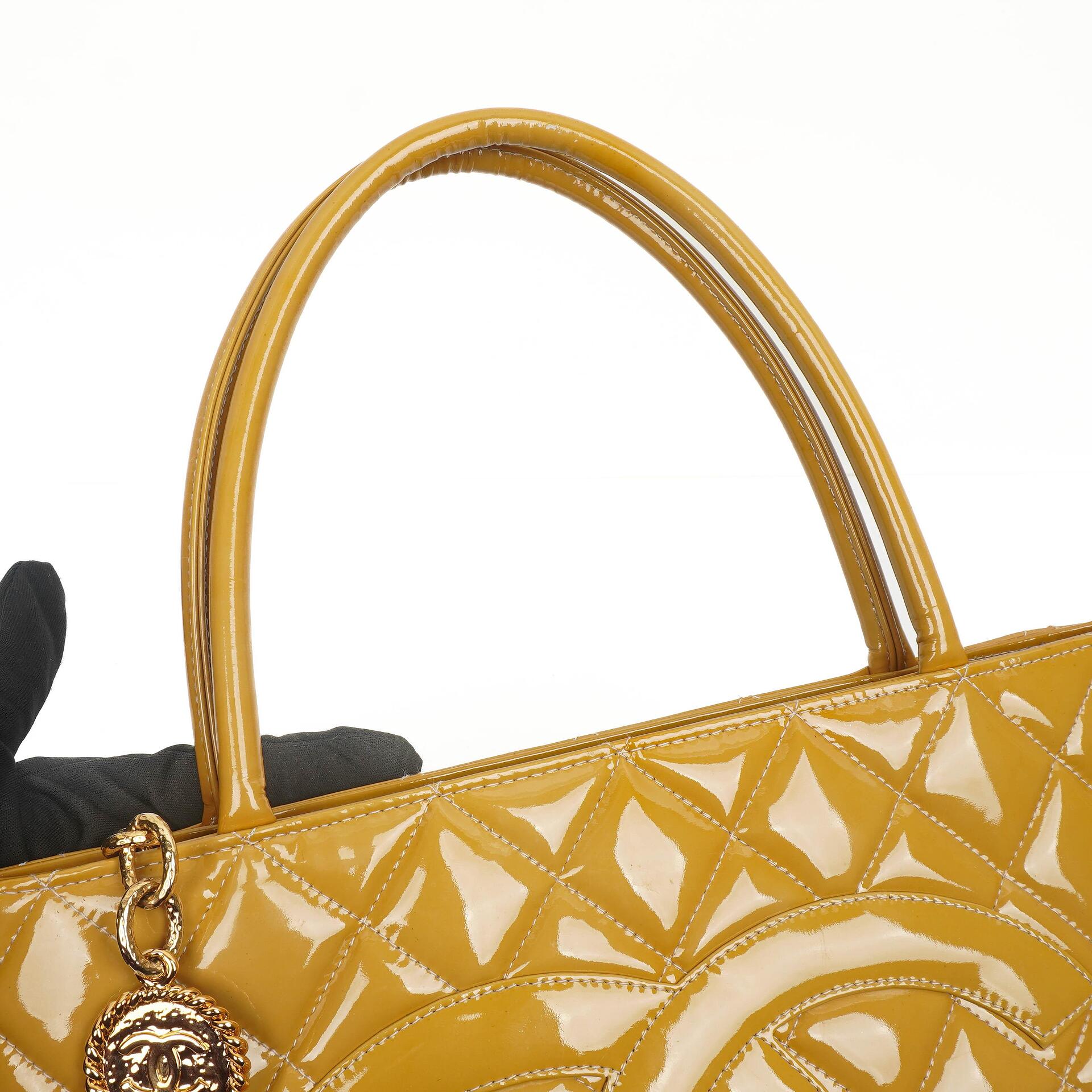 Chanel Lackmedaillon Tote Gelb