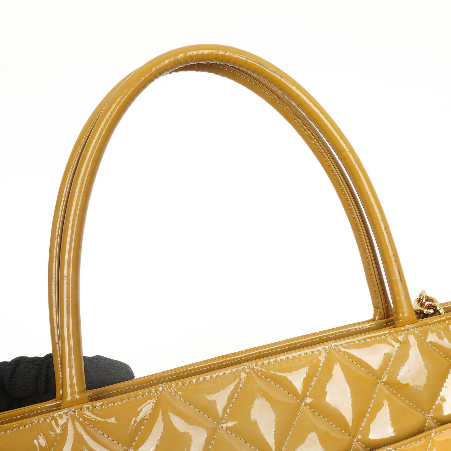 Chanel Lackmedaillon Tote Gelb