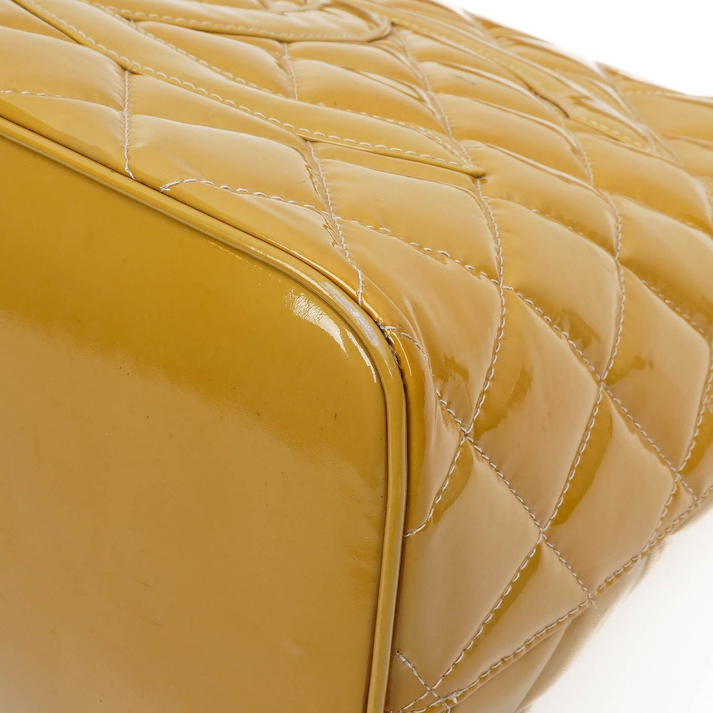 Chanel Lackmedaillon Tote Gelb