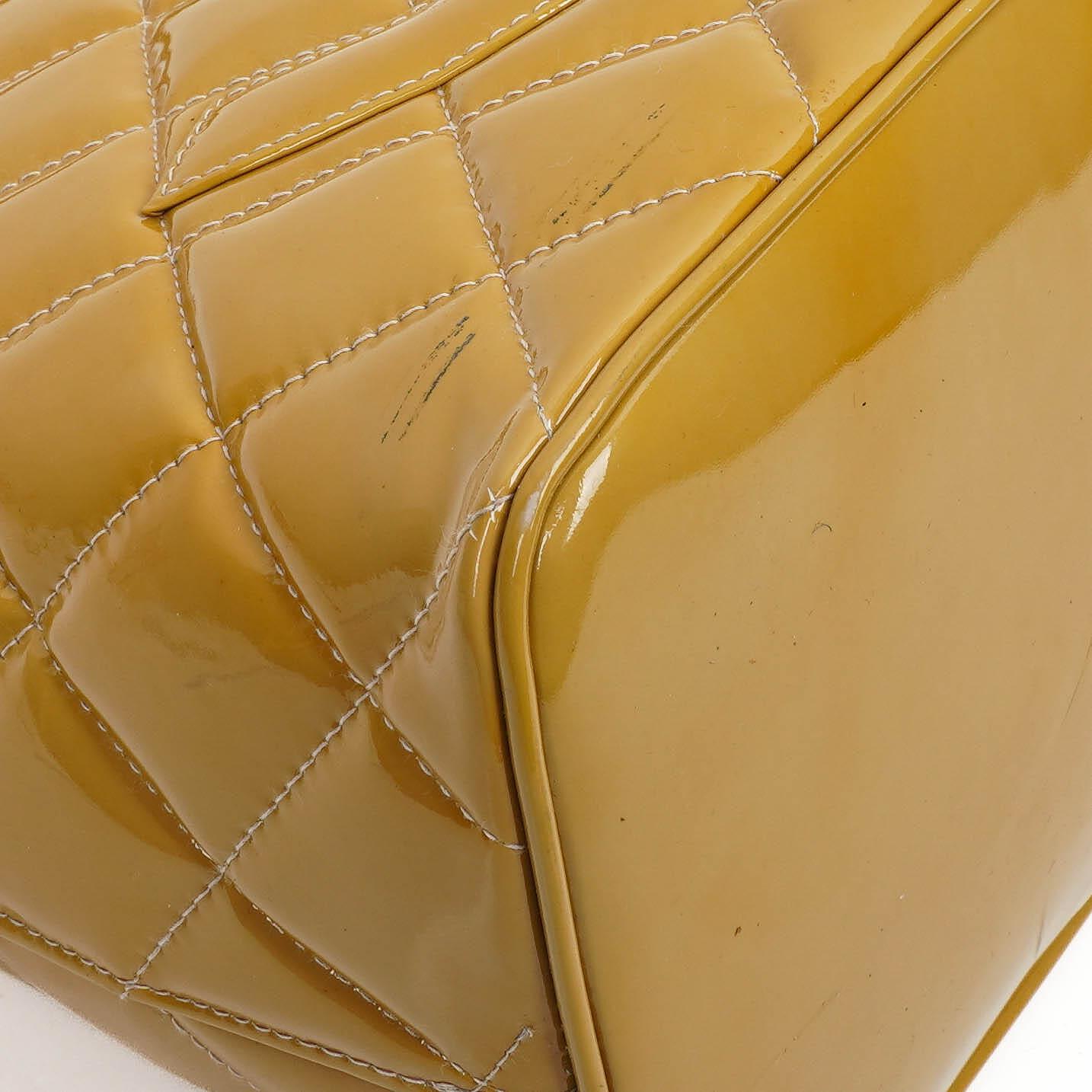 Chanel Lackmedaillon Tote Gelb