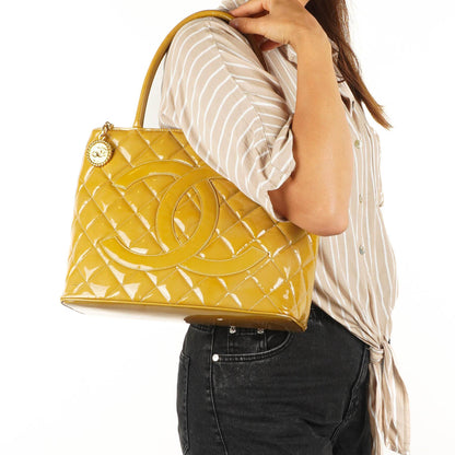 Chanel Lackmedaillon Tote Gelb
