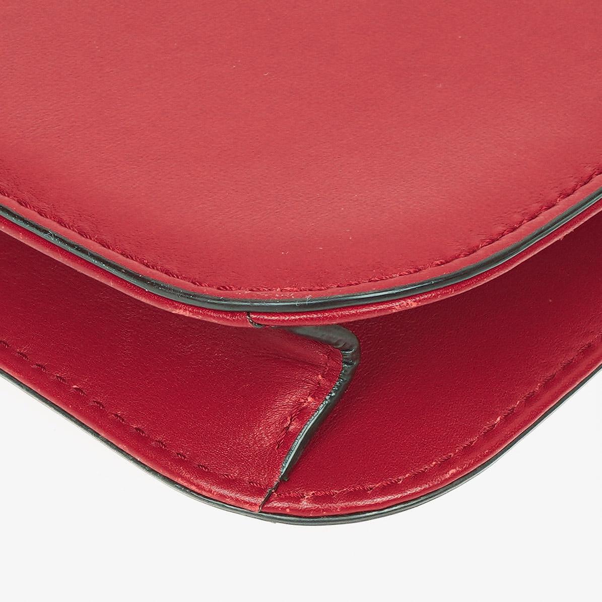 Valentino Garavani Glam Lock Rockstud Mini Klappentasche in Rot