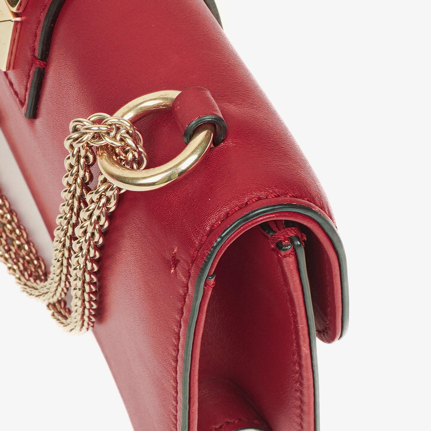 Valentino Garavani Glam Lock Rockstud Mini Klappentasche in Rot