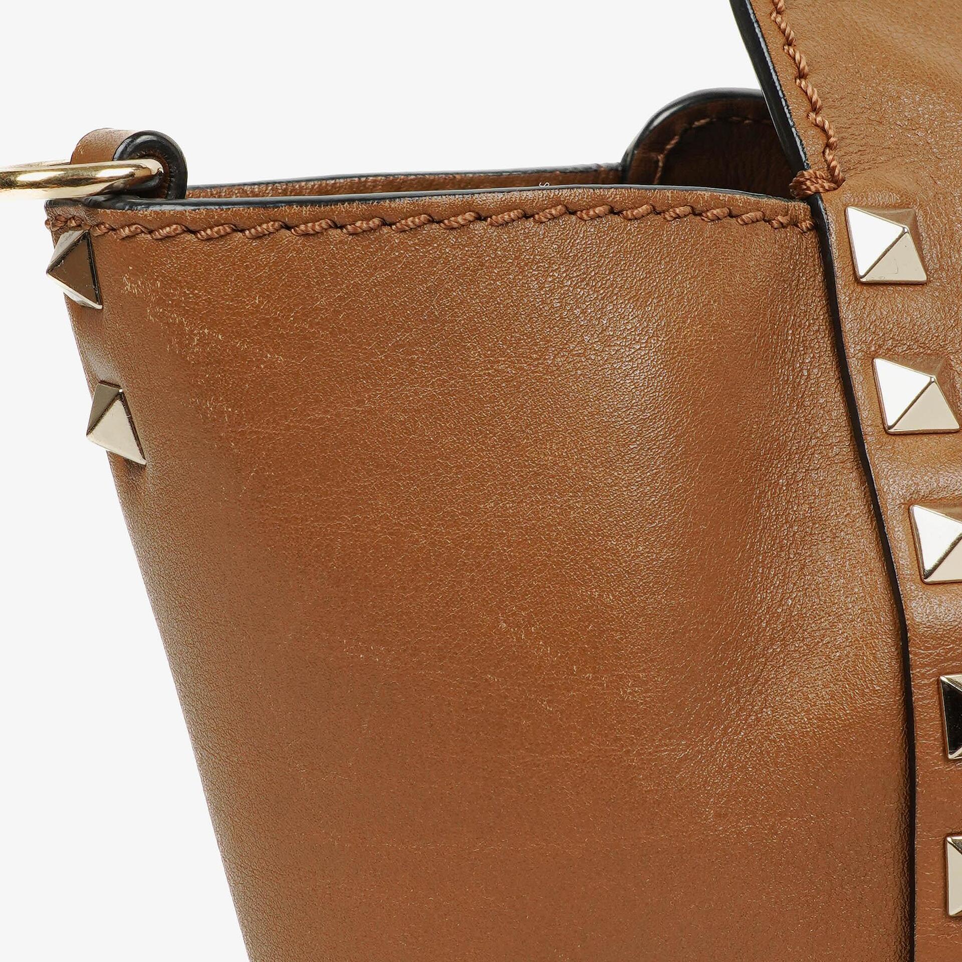 Valentino Garavani Kleine Rockstud Tote Bag aus braunem Kalbsleder