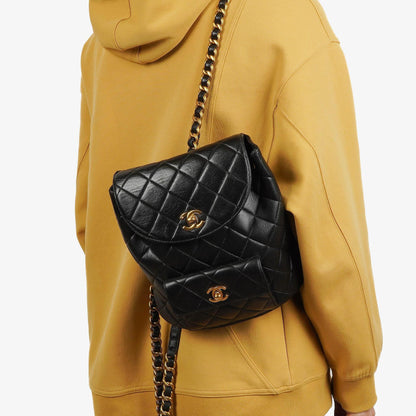 Vintage Chanel Kleine Duma CC Klassischer Schwarzer Gepolsterter Lammleder Rucksack mit 24K Vergoldeten Beschlägen