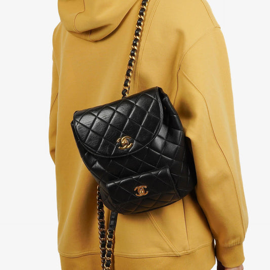 Vintage Chanel Kleine Duma CC Klassischer Schwarzer Gepolsterter Lammleder Rucksack mit 24K Vergoldeten Beschlägen