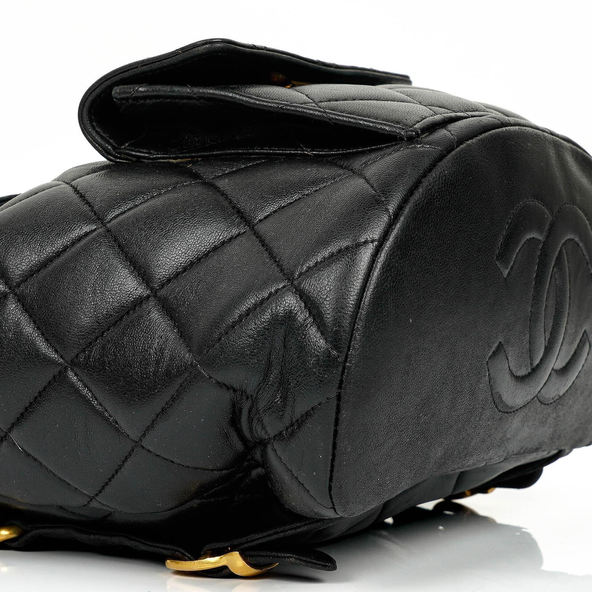 Vintage Chanel Kleine Duma CC Klassischer Schwarzer Gepolsterter Lammleder Rucksack mit 24K Vergoldeten Beschlägen