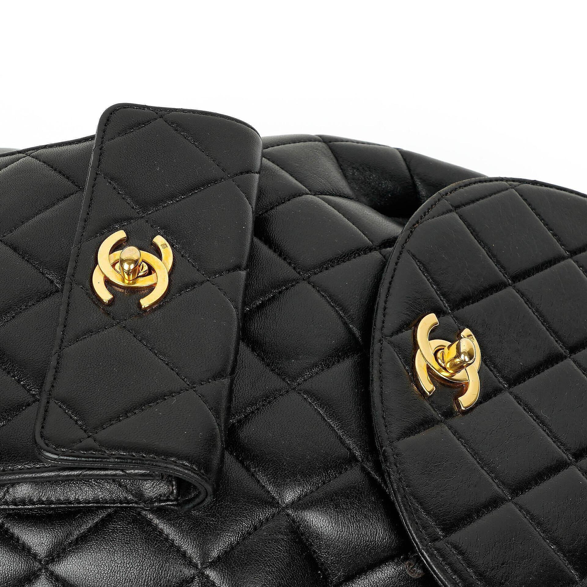 Vintage Chanel Kleine Duma CC Klassischer Schwarzer Gepolsterter Lammleder Rucksack mit 24K Vergoldeten Beschlägen
