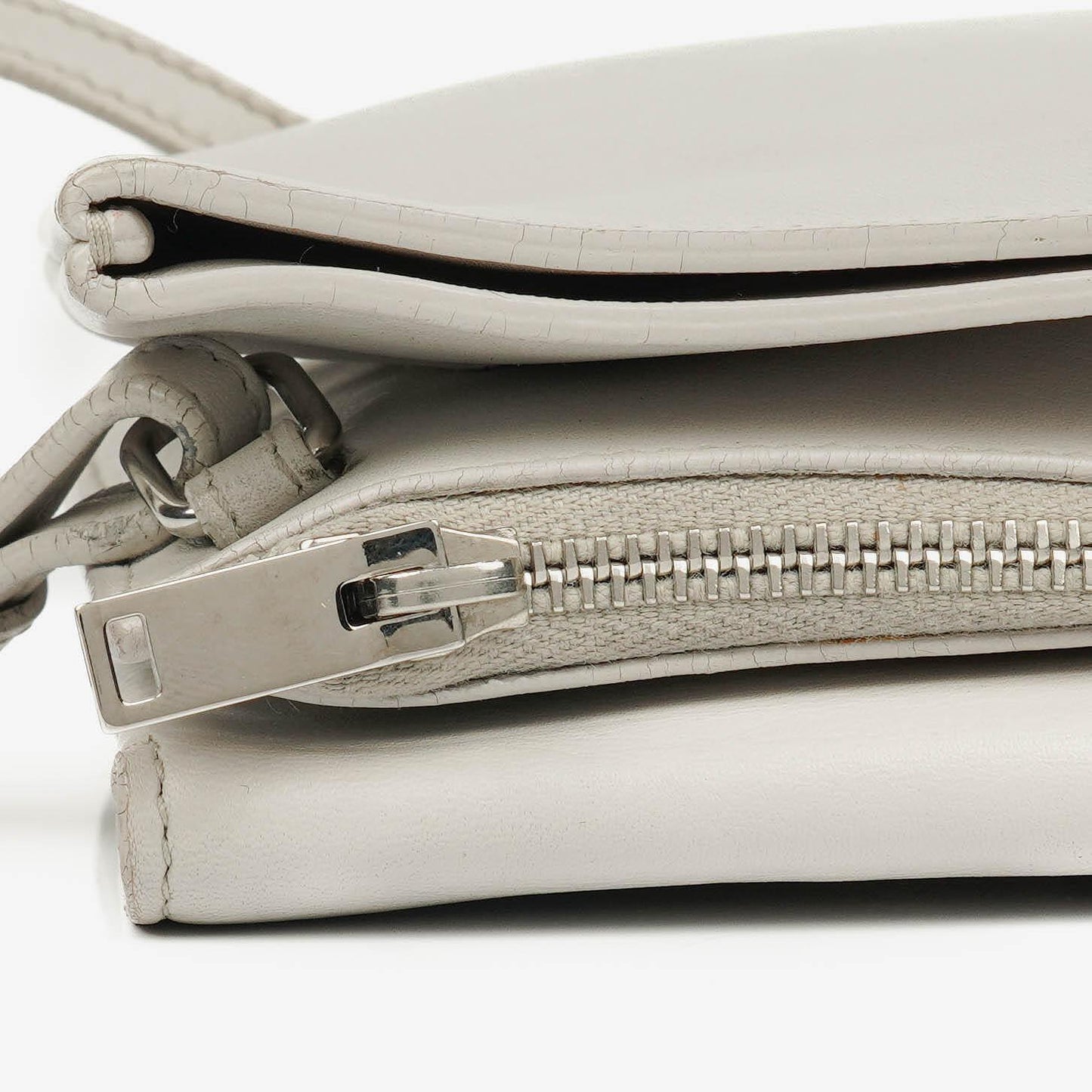 Yves Saint Laurent Pouch Line Mini Crossbody Bag aus grauem Leder
